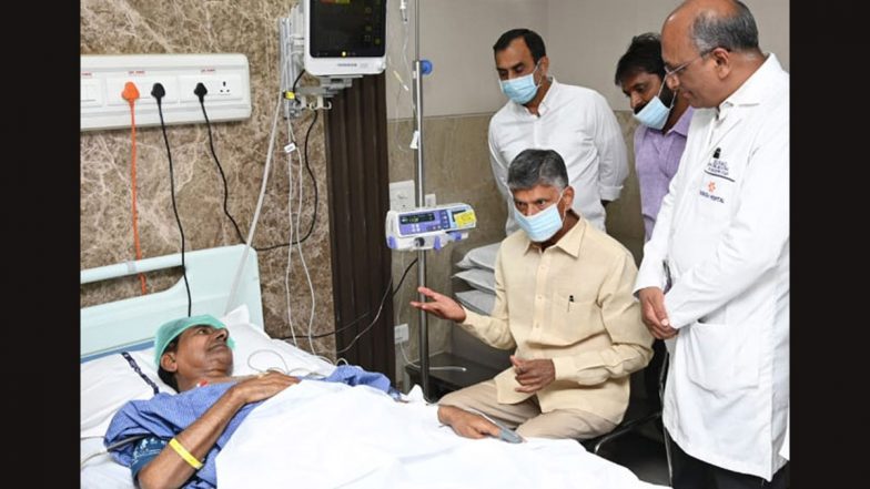 TDP Chief N Chandrababu Naidu Meets Former Telangana CM K Chandrasekhar Rao at Yashoda Hospital (Watch Video)