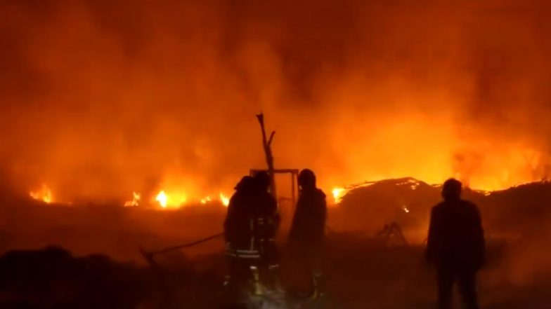 Delhi Fire: Massive Blaze At Warehouse in Fatehpur Beri, 20 Fire Trucks Rushed (Watch Video)