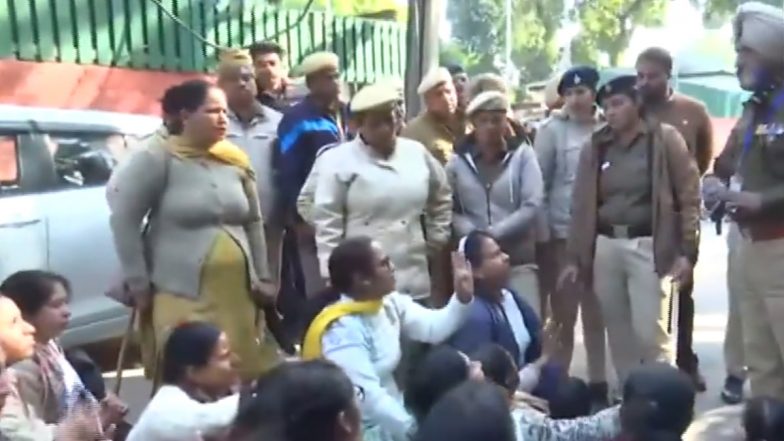 Punjab: Unemployed Teachers Stage Protest Outside Education Minister Harjot Singh Bains' Residence, Demand Joining Letters in Chandigarh (Watch Videos)