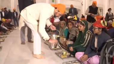 Veer Baal Diwas 2023: Union Minister Anurag Thakur Participates in Langar Seva at Gurdwara Bangla Sahib in Delhi (Watch Video)