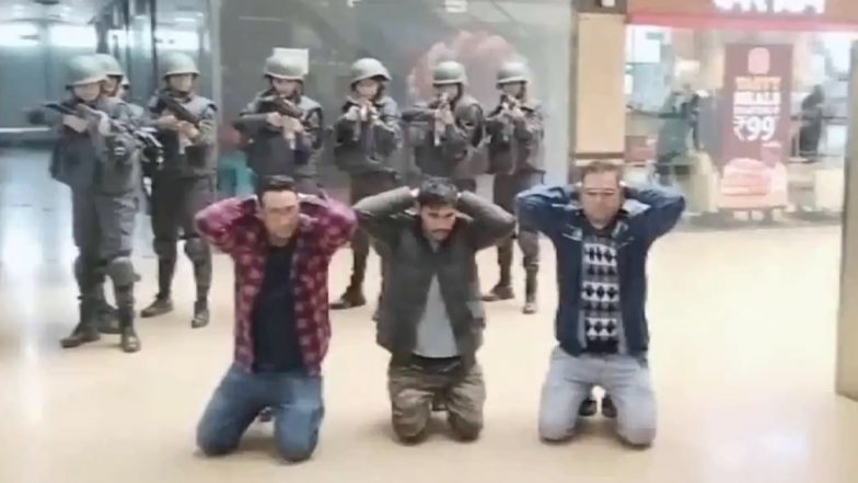 Delhi Police Conducts Mock Drill at Mall in Nirman Vihar for Security Preparedness Ahead of New Year, Republic Day 2024 (Watch Video)