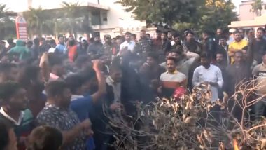 Karni Sena Chief Shot Dead: Members of Rajput Community Protest Outside Jaipur Hospital Over Killing of Sukhdev Singh Gogamedi in Rajasthan (Watch Video)