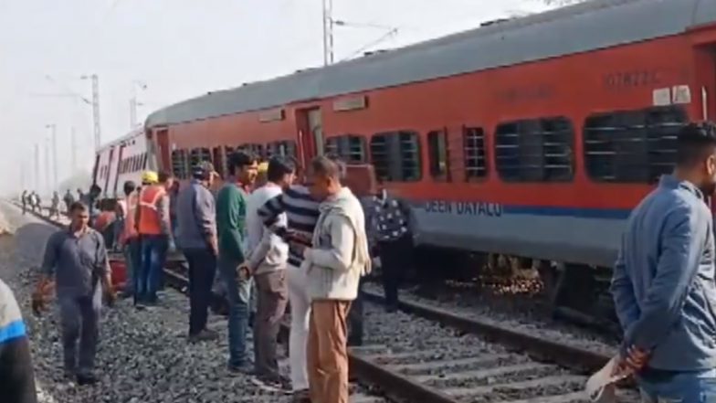 Rajasthan Train Derailment Video: Four Coaches of Ajmer-Sealdah Express Derails at Madar Railway Yard in Ajmer, No Injuries Reported