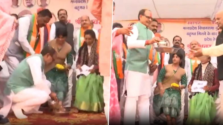 Shivraj Singh Chouhan Washes Feet of Women During Public Meeting in Madhya Pradesh's Chhindwara (Watch Video)