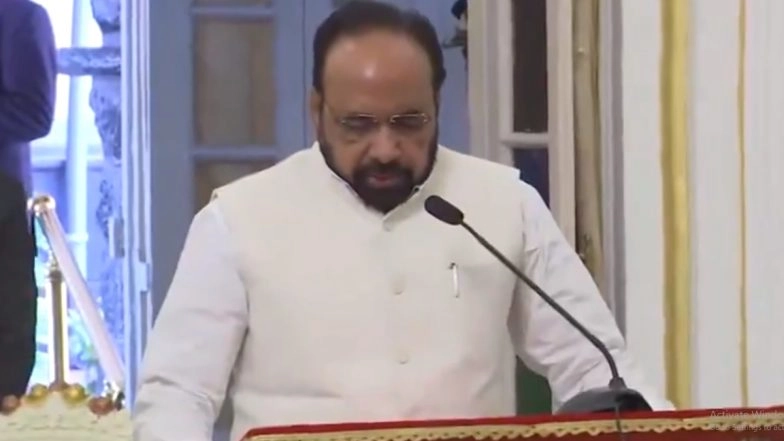 Gopal Bhargava Takes Oath As Pro-tem Speaker of Madhya Pradesh Assembly at Raj Bhavan (Watch Video)