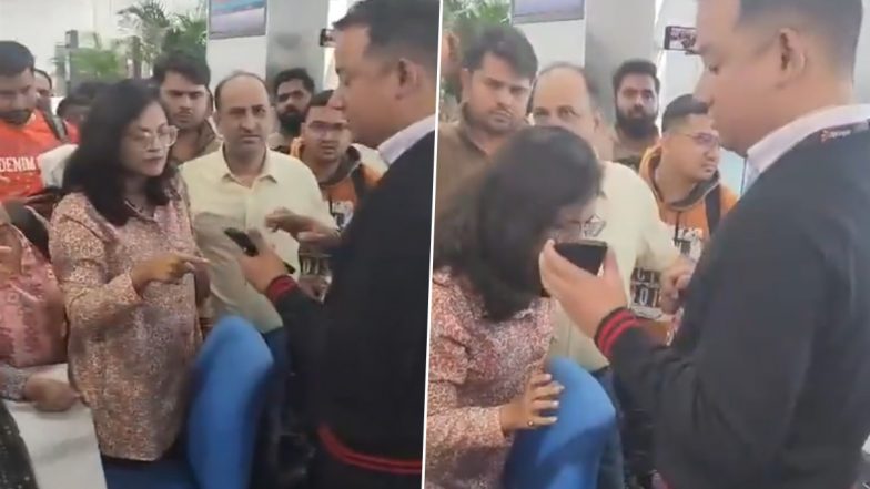 Delhi: Frustrated Passengers Create Nuisance With Spicejet Staff After Patna-Bound Flight Gets Delayed for Over 7 Hours (Watch Video)