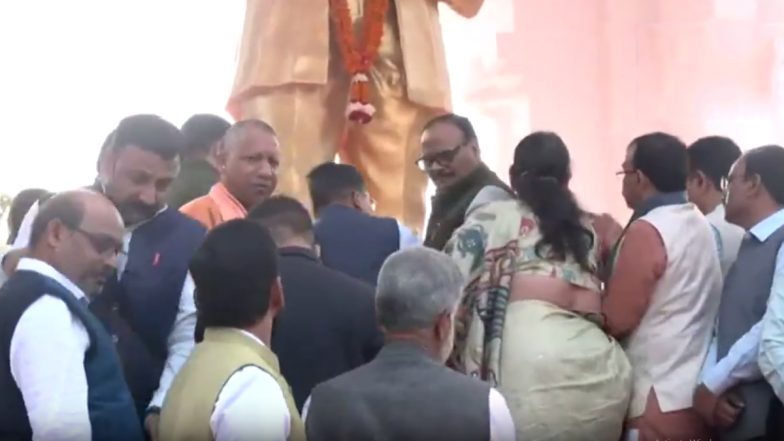 Mahaparinirvan Divas 2023: Uttar Pradesh CM Yogi Adityanath, Deputy CM Brajesh Pathak Pay Tributes to Dr BR Ambedkar on His Death Anniversary (Watch Video)