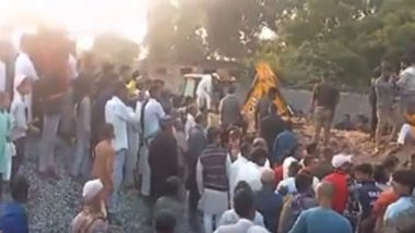 Uttar Pradesh Wall Collapse: Four Died, 14 Injured After Wall Collapses in Mau District (Watch Video)