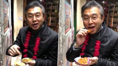 Japan Ambassador Hiroshi Suzuki Enjoys Kachori and Jalebi on Streets of Varanasi (Watch Video)