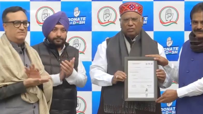 Lok Sabha Elections 2024: Congress President Mallikarjun Kharge Launches 'Donate for Desh' Crowdfunding Campaign Ahead of General Polls (Watch Videos)