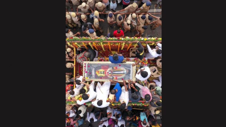 Vijayakanth Funeral Update: Final Procession March Carrying 'Captain''s Mortal Remains Commence in Chennai Thronged By Crowds of Fans and Admirers (View Pics and Video)