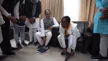 Madhya Pradesh: BJP Leader Ramdas Puri Wears Shoes After Six Years, Shivraj Singh Chouhan Shares Video