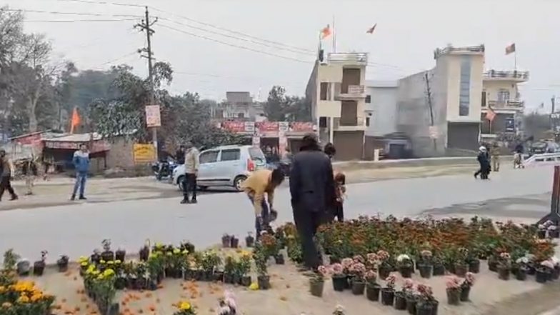 PM Modi In Ayodhya: Flowerpot Looting Erupts After Prime Minister Narendra Modi's Roadshow, Video Goes Viral