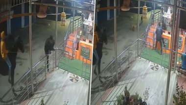 Robbery Attempt in UP Video: Two Thieves Riding Horses Try to Loot Radha-Krishna Temple in Kanpur, Flee After Locals Reach Spot