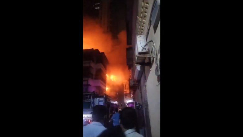 Mumbai Fire: Massive Blaze Erupts in Four-Storey Building Near Girgaon Chowpatty; No Casualty Reported (Watch Video)
