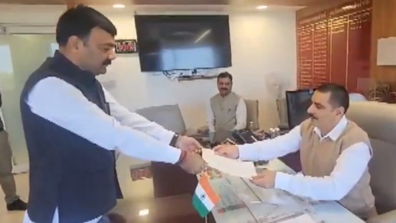 Congress MLA Chirag Patel Resigns From Khambhat Seat, Hands Over Resignation to Gujarat Assembly Speaker Shankar Chaudhary (Watch Video)