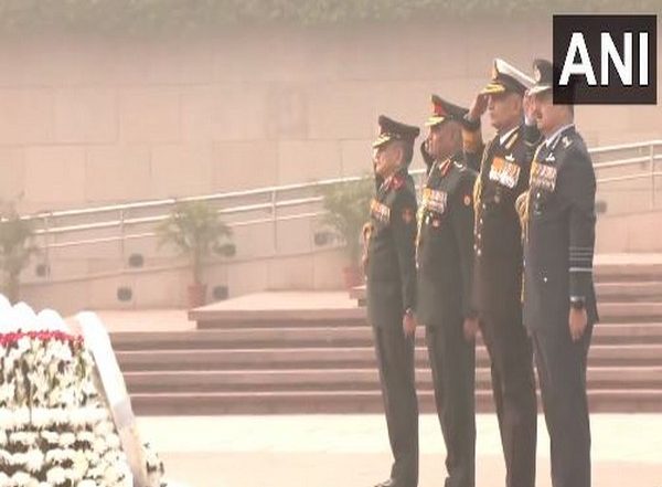 India News | Navy Day 2023: Defence Chiefs Lay Wreaths at War Memorial in Solemn Ceremony