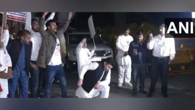 India News | Congress Workers Burst Firecrackers, Distribute Sweets in Delhi as Counting Gets Underway