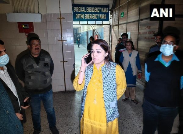 India News | Mayor Shelly Oberoi Orders Suspension of Medical Superintendent over Infrastructural Lapses at Delhi Hospital