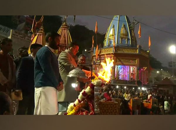Uttarakhand CM Pushkar Singh Dhami Performs Ganga Aarti in Haridwar; Prays for Happiness, Prosperity of State (Watch Video)