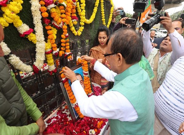 India News | MP CM Chouhan Pays Tribute to Bhim Rao Ambedkar on His Death Anniversary in Bhopal