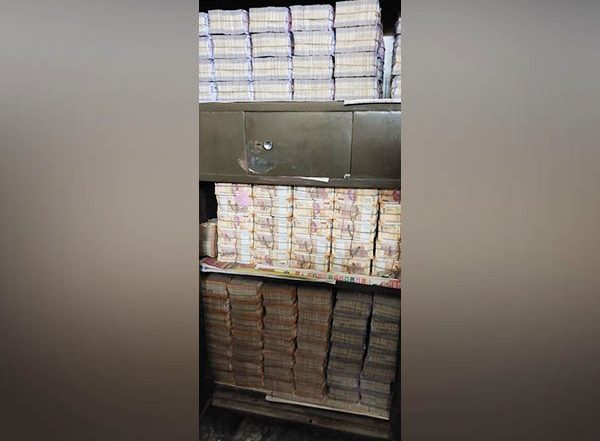 India News | Income Tax Raids at Boudh Distilleries in Odisha, Jharkhand; Additional Counting Machines Sought to Count Huge Amount of Seized Currency