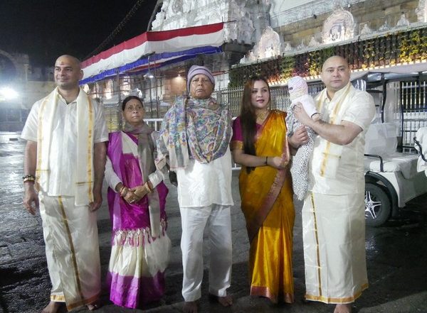 Lalu Prasad Yadav, Family Offer Prayers at Tirupati Balaji Temple in Andhra Pradesh (Watch Video)