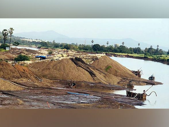 India News | Bihar: Mining Inspector Among 6 Injured in Sand Mafia Attack in Kishanganj, 21 Booked - Vimarsana News