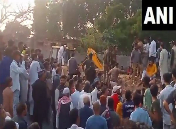 India News | Mau Wall Collapse: UP CM Yogi Announces Rs 2 Lakh Each to Kin of Deceased