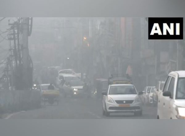 India News | Delhi Shivers as Minimum Temperature Hits 4.9 Degrees, Fog Affects Visibility in North and Northeast India