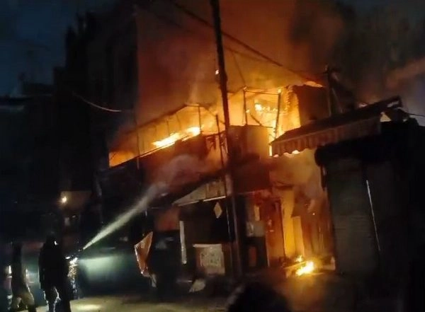 Madhya Pradesh Fire: Massive Blaze Erupts at Food Stall in Indore's Shakkar Bazaar, Brought Under Control (Watch Video)