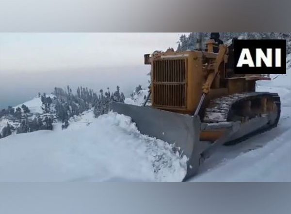 India News | J-k: Fresh Spell of Snow Blankets Kupwara District; Snow Clearance Ops Underway