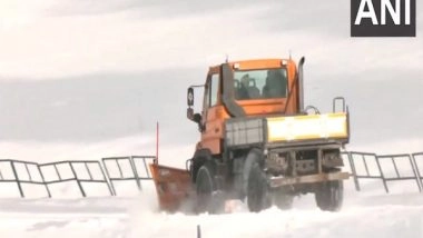 India News | J-K: Government Rescues Tourists After Snowfall in Gulmarg