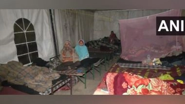 India News | Temperatures Drop in the National Capital, People Resort to Bonfires to Avoid Cold