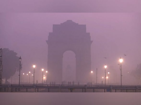 India News | Delhi Wakes Up to Dense Fog, Low Visibility Casuses Disruption in Traffic - Vimarsana News
