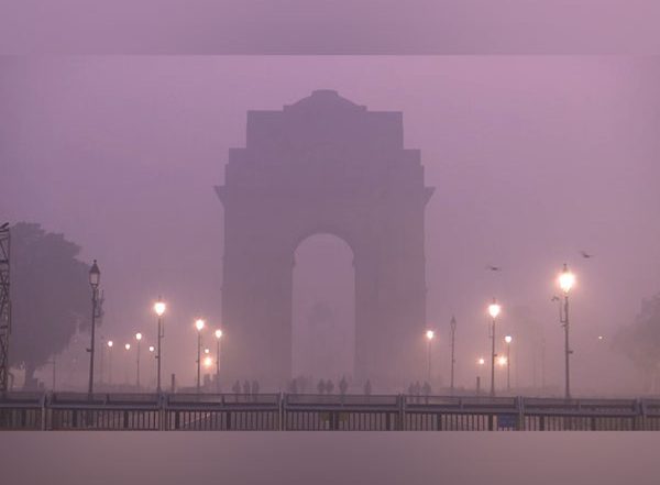 India News | Delhi Wakes Up to Dense Fog, Low Visibility Casuses Disruption in Traffic