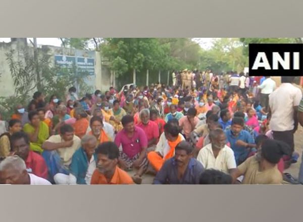 India News | Tamil Nadu: People Hold Protest After Ammonia Gas Leak Detected in Sub-sea Pipe in Ennore