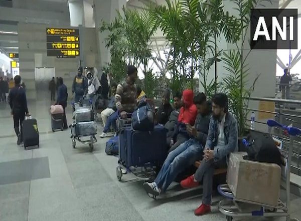 India News | Dense Fog Covers Delhi-NCR; Several Flights Delayed Due to Low Visibility