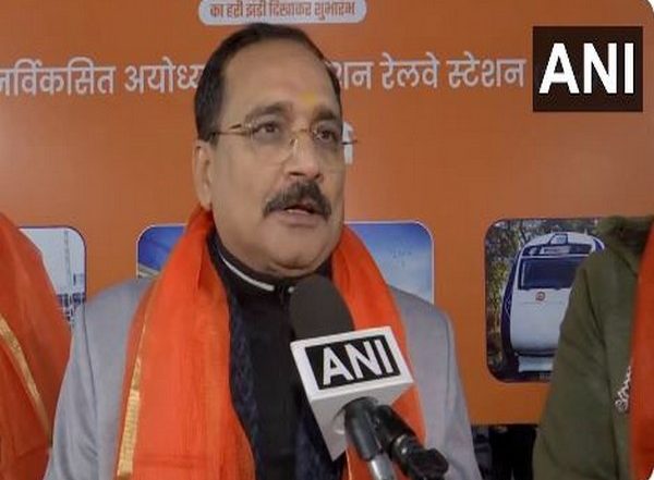 India News | Delhi BJP President Reaches Anand Vihar to Welcome Vande Bharat Express Flagged off by PM Modi from Ayodhya