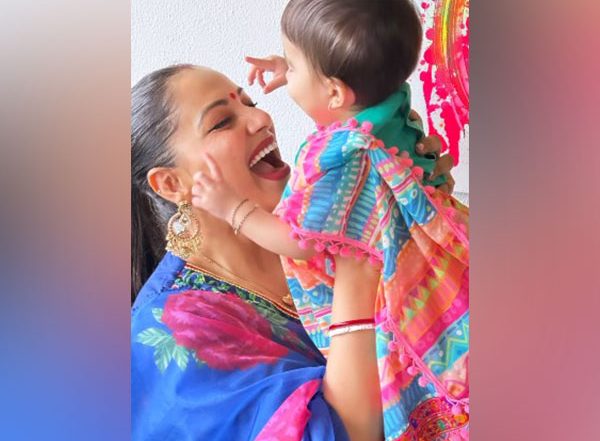 Bipasha Basu Wraps Up 2023, Shares Precious Moments With Hubby Karan Singh Grover and Daughter Devi (Watch Video)