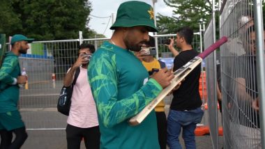 'Mere Pas Bhi Ek Hi Hai' Babar Azam Gives Witty Reply to Lady Asking For His Hat As He Gave Autograph to Fans in Australia, Video Goes Viral!