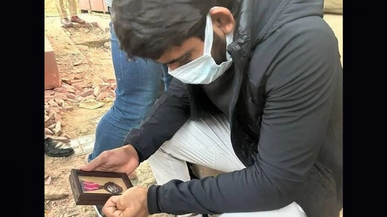 Bajrang Punia Leaves His Padma Shri Award Outside PM Narendra Modi’s Residence