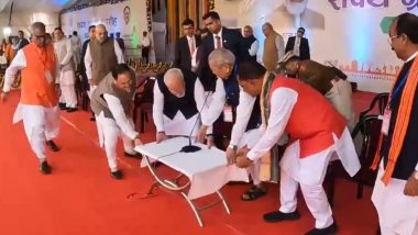 PM Narendra Modi Helps To Move Table on Stage During Chhattisgarh CM Vishnu Deo Sai's Swearing-In Ceremony in Raipur (Watch Video)