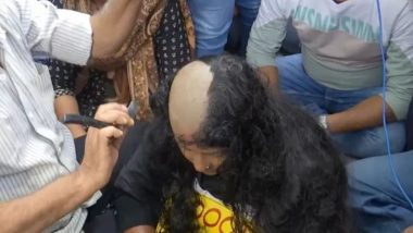 West Bengal Cash-for-School Job Scam Case: Eligible Woman Candidate Protest by Tonsuring Her Head in Public in Kolkata