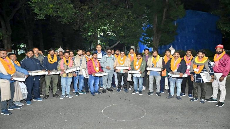 Jharkhand: CM Hemant Soren Welcomes Rescued Workers From Silkyara Tunnel, Assures Support With Rs One Crore 11 Lakh in Schemes (Watch Video)