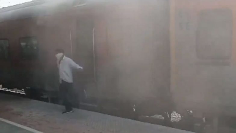 Uttar Pradesh: Smoke Detected in Bogie of Jharkhand Sampark Kranti Express Train in Etawah, Video Surfaces