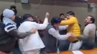 Uttar Pradesh: Kicks, Punches Fly as Municipal Council Members Thrash Each Other in Shamli, Akhilesh Yadav Shares Video