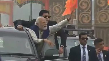 PM Narendra Modi Ayodhya Visit: People Shower Flower Petals  As Prime Minister Modi Takes Lap of Honour on His Way To Inaugurate Airport, Railway Station (See Pic and Videos)