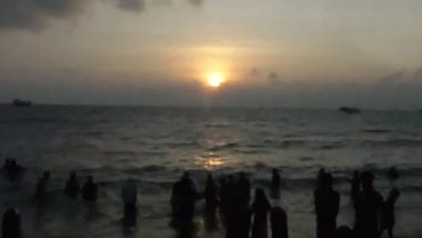 Last Sunrise of 2023 Video: Tourists Throng Agni Theertham Beach in Rameswaram to Witness Final Sunrise of Year