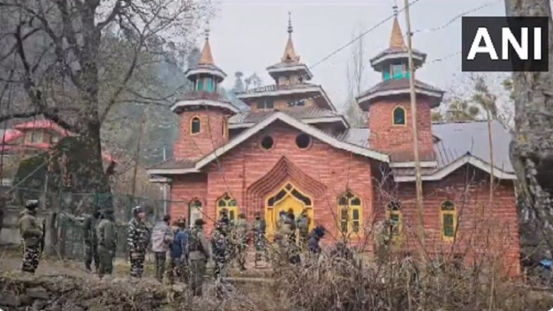 Jammu and Kashmir: Retired Police Officer Mohd Shafi Offering Prayers at Mosque Shot Dead by Terrorists in Baramulla (Watch Video)